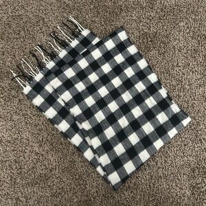 Black and white scarf